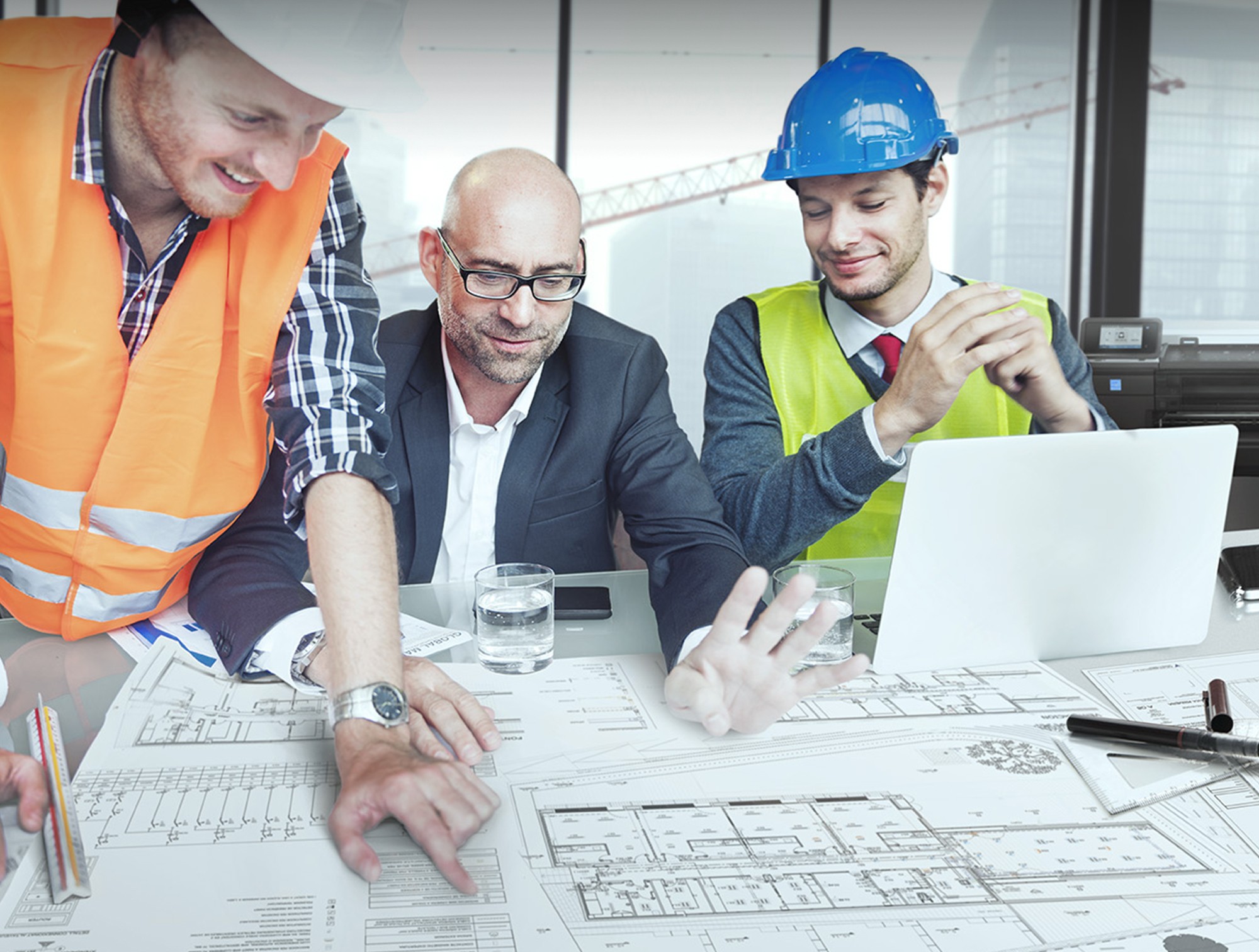 Tím architektov nad výkresmi